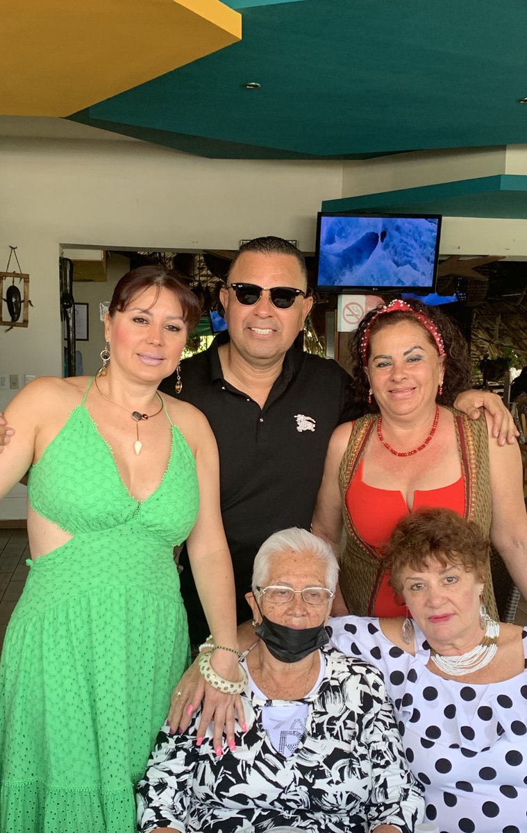 CarlosSarabiaC's tweet photo. Hoy es cumpleaños de mi esposa Nancy Bejar, felicidades Nan, bendiciones. https://t.co/KJSv3RJbr0