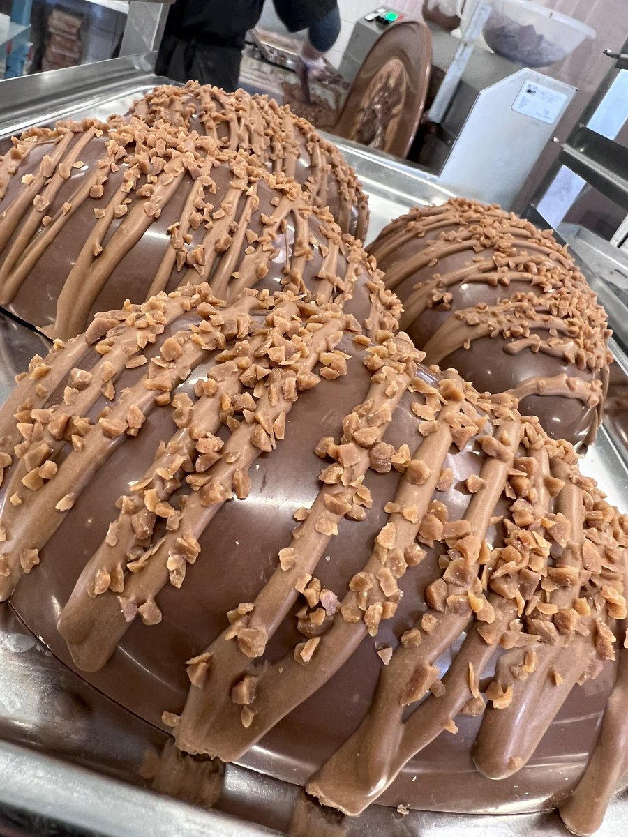 WildeIrishChocs's tweet image. We’ve lots of our yummy eggs still left and all handmade in Co. Clare!!💚🍫🐣🇮🇪👈