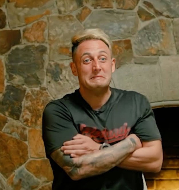 Pov: 
El profesor dice que el proximo que se rie lo hecha del aula

Yo: