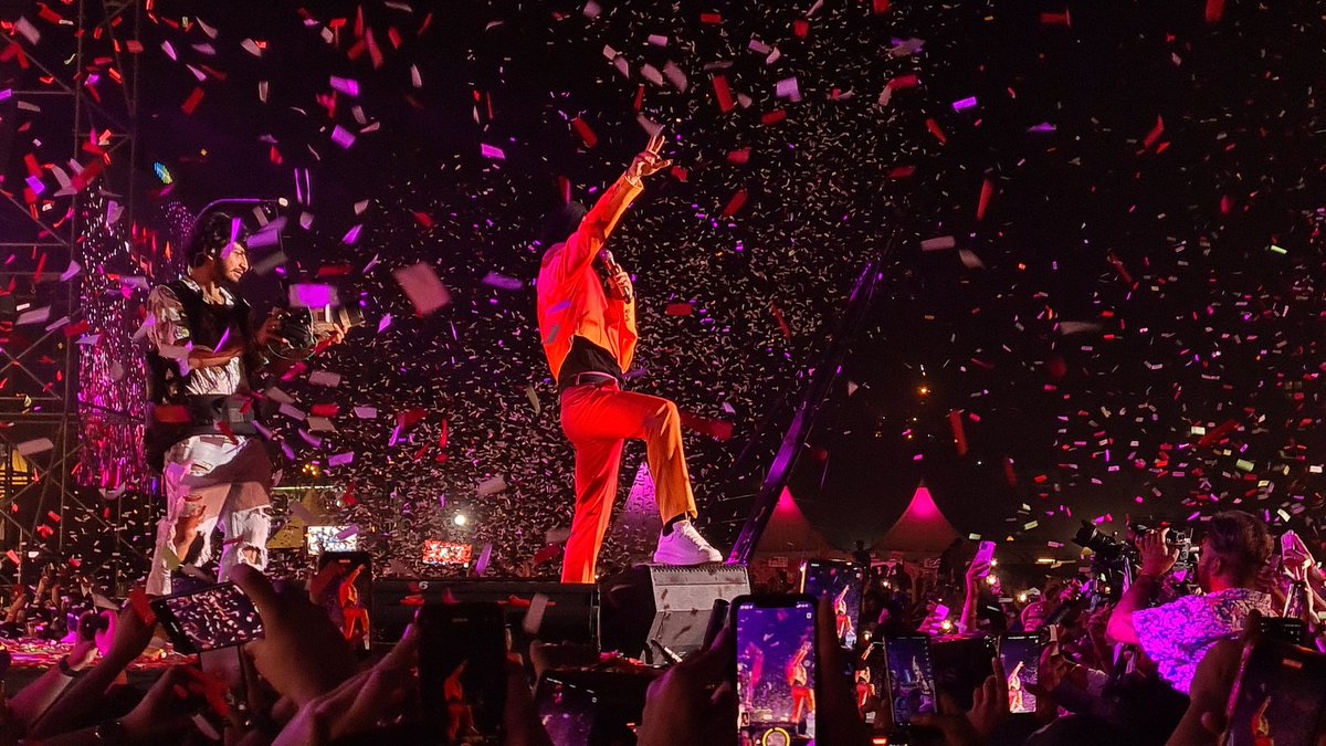SaranPSingh's tweet photo. @diljitdosanjh is surely the G.O.A.T 🔥🙌
What an amazing night it was..still can't get over it. Veere rabb tuhanu chardikala ch rakhe 🙏 
It was amazing to see how humble you were through out your performance 🙏 Love you veere ❤️
#DiljitDosanjh #borntoshine https://t.co/ATpw5Iefmj