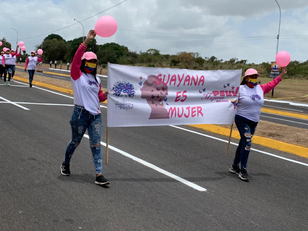 GuayanaEsMujer's tweet photo. Bloque Unitario Guayana es Mujer, desfiló en la conmemoración de los 205 años de La Batalla de San Félix con la representación feministas, Psuvistas, Chavistas y Maduristas de la revolución Bolivariana de Venezuela, con @amarcanopsuv y @OviedoPSUV. ¡Juntos somos más!

#11AResiste https://t.co/M65nSPWqrJ