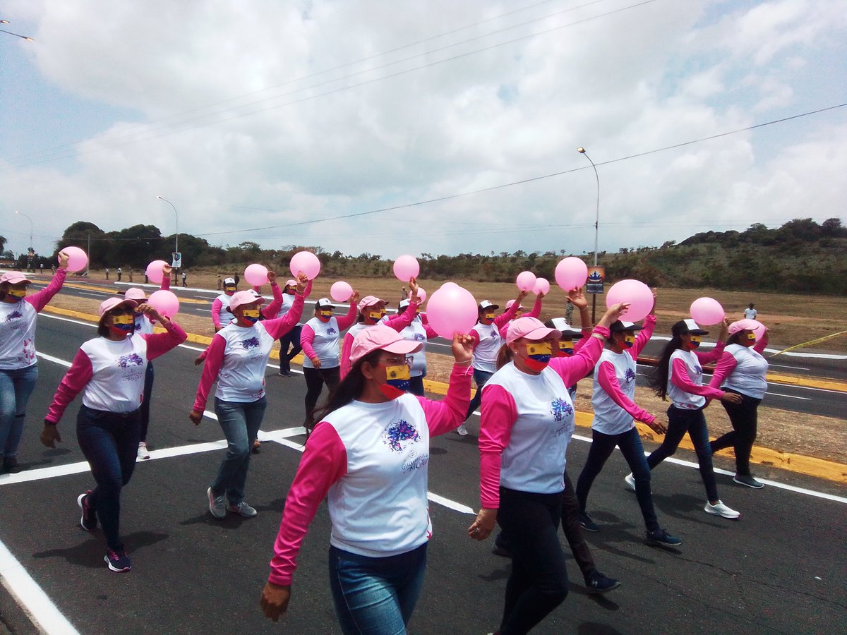 GuayanaEsMujer's tweet photo. Bloque Unitario Guayana es Mujer, desfiló en la conmemoración de los 205 años de La Batalla de San Félix con la representación feministas, Psuvistas, Chavistas y Maduristas de la revolución Bolivariana de Venezuela, con @amarcanopsuv y @OviedoPSUV. ¡Juntos somos más!

#11AResiste https://t.co/M65nSPWqrJ