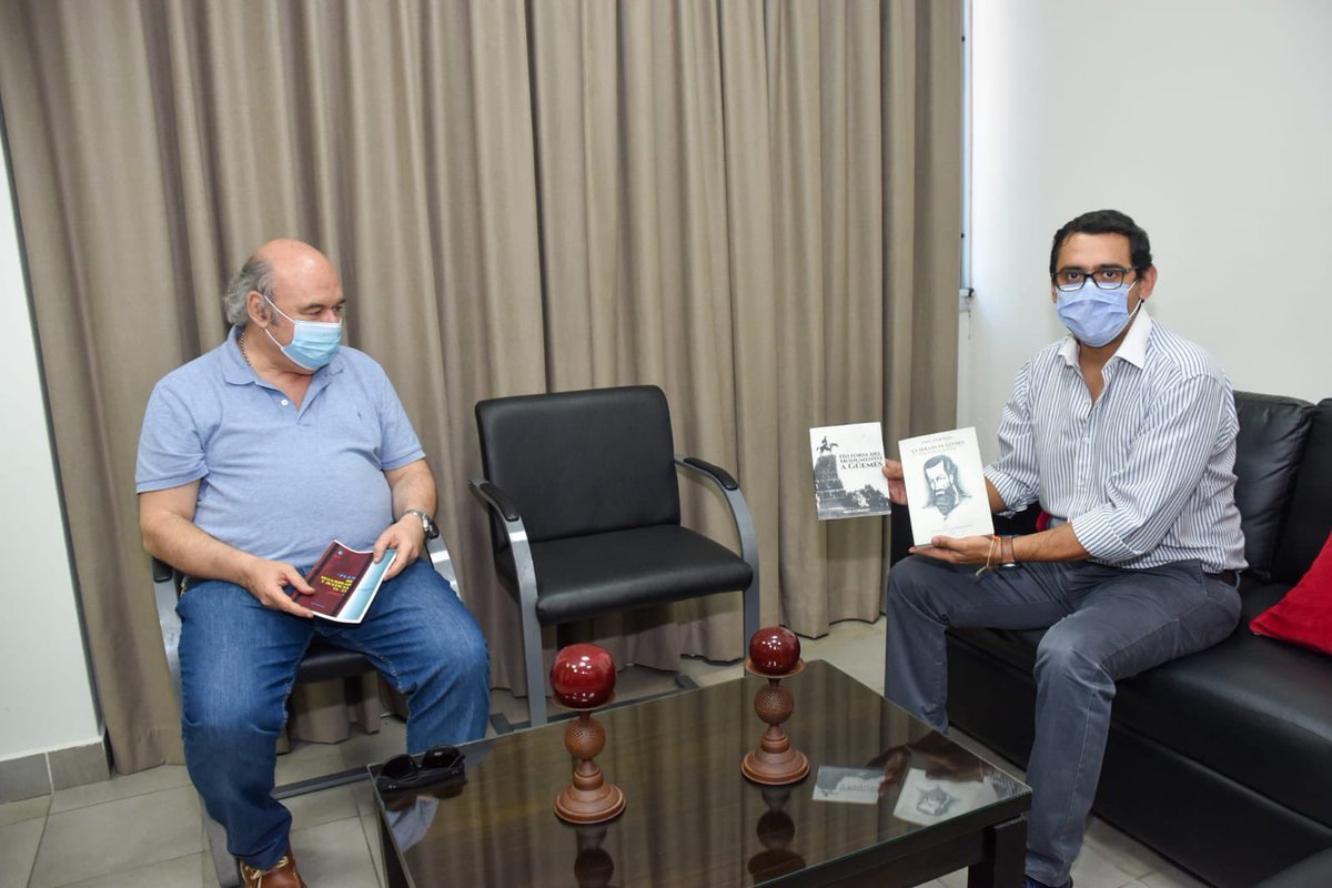 solisg79's tweet photo. Me visitó el Min de Seguridad y Justicia, dr Abel Cornejo. Conversamos sobre la situación actual, la importancia del uso de la tecnología, construcción de la nueva comisaría, controles de acceso a la provincia en rutas 9 y 34, y sobre la mirada integral en materia de seguridad. https://t.co/eEvgBraLf6