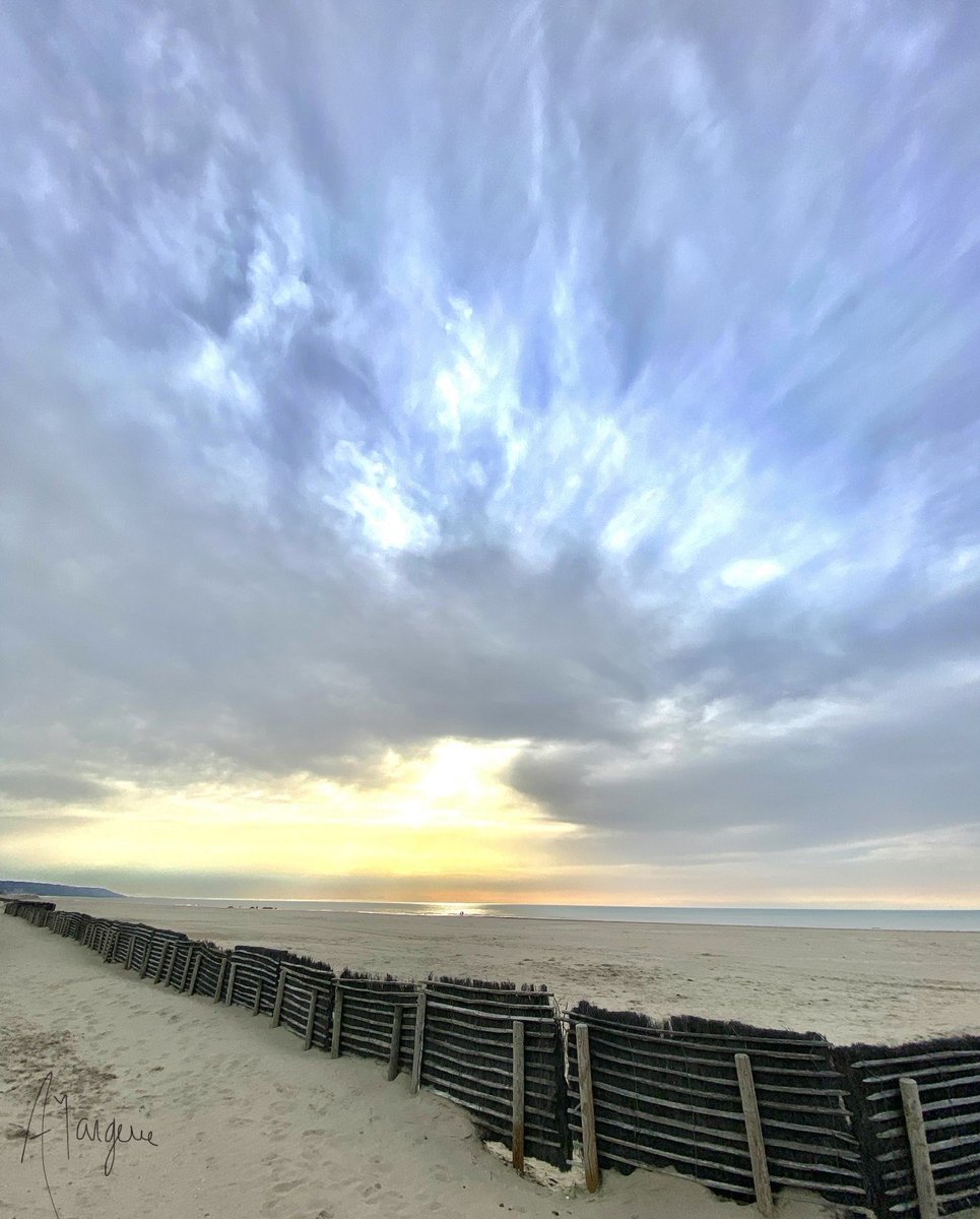 anne_margerie's tweet photo. #ciel #normandie #calvados #deauville #photo #photographie #photographe #cieldorage #lumiere https://t.co/mcQpTwoCwt