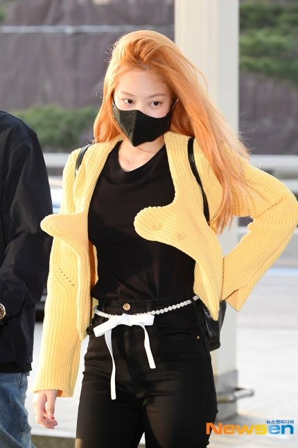 npomvtt's tweet photo. Vendo Jennie no aeroporto com nova cor de cabelo, Knetz comenta:

'Que diabos? Combina com o tom dela e ficou lindo? Quando que o BLACKPINK vai ser liberado do exército?' (제대 가보자고) https://t.co/XHR0XkTQVA