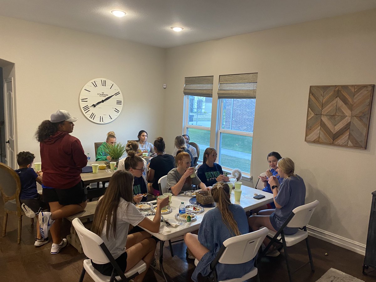 BoomerAthena's tweet photo. Team dinner with the squad @ mi casa ! Homemade Mexican !!                                               *one dog might have gotten loose😁* @SoftballEaton https://t.co/IIJmeBhJV7