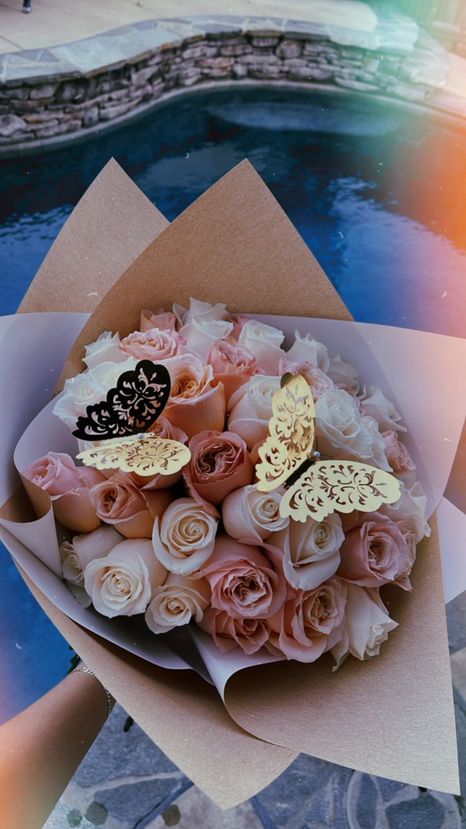 CJSoSweeet's tweet photo. Support &amp; follow my flower page if you haven’t yet!🥰 IG: FlowersbyCarmellaJae . I’m now taking orders! 💐 https://t.co/tPnjl4bKeT