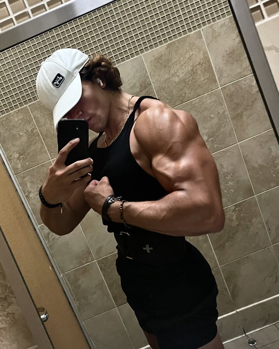 simonsezs93's tweet photo. Your #findom role play #cashmaster has to drug u w/ booze &amp; poppers, does prideless online naked striptease shows for tips &amp; relies on RT accounts.😂 

#GodAdonis simply flexes in the course of enjoying His perfect life, &amp; His devoted followers happily drop to their knees &amp; $end https://t.co/JVccsO2IHG