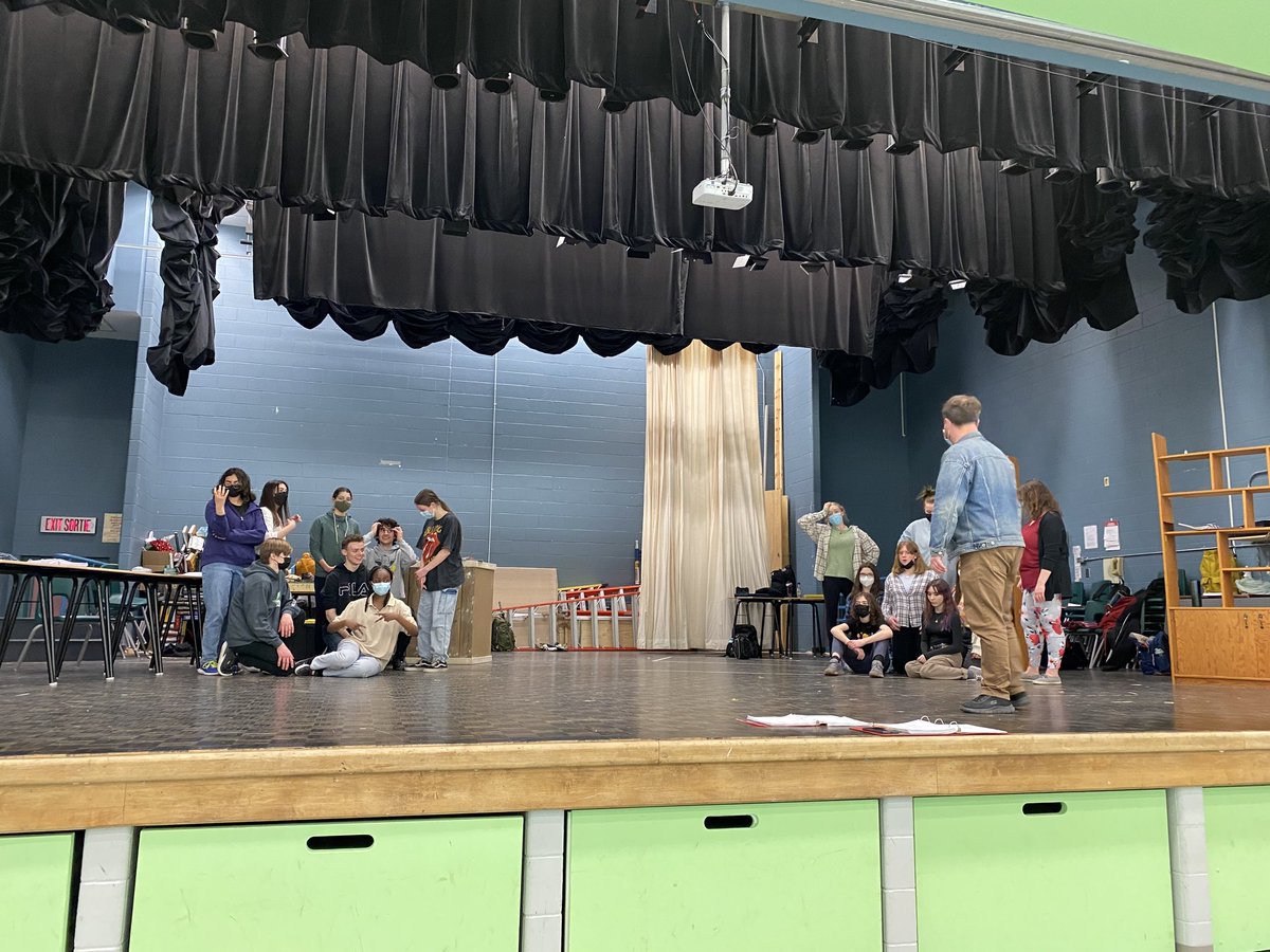 Trois semaines avant le début de nos présentations de la comédie musicale Au fond des bois! Il ne reste que 30 secondes à mettre en scène! Plus de 120 élèves impliqués dans ce projet! <a href="/Franco_Cite/">ESC Franco-Cité</a> <a href="/ecolecatholique/">CECCE</a>