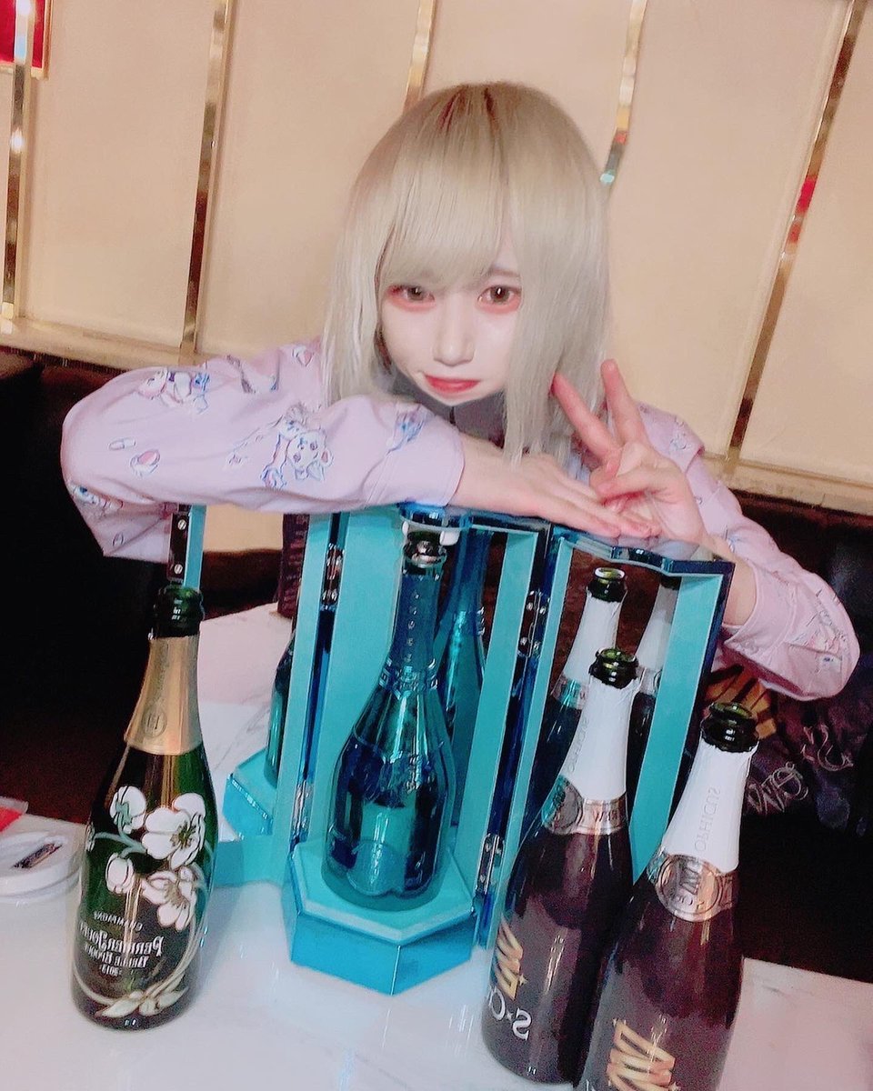 Screw2nd's tweet photo. Club Screw

2022年4月11日

本日も35組近くの御来店ありがとうございました

そしてそんな中ラストソング勝ち取った男は

おめでとうございます🎉

本日のラストソングは

一撃100万オーバー

エンジェルヴィンテージブルー頂きました

幹部候補 るぅと君です！！

またの御来店お待ちしております！ https://t.co/85sLtK6Dtg