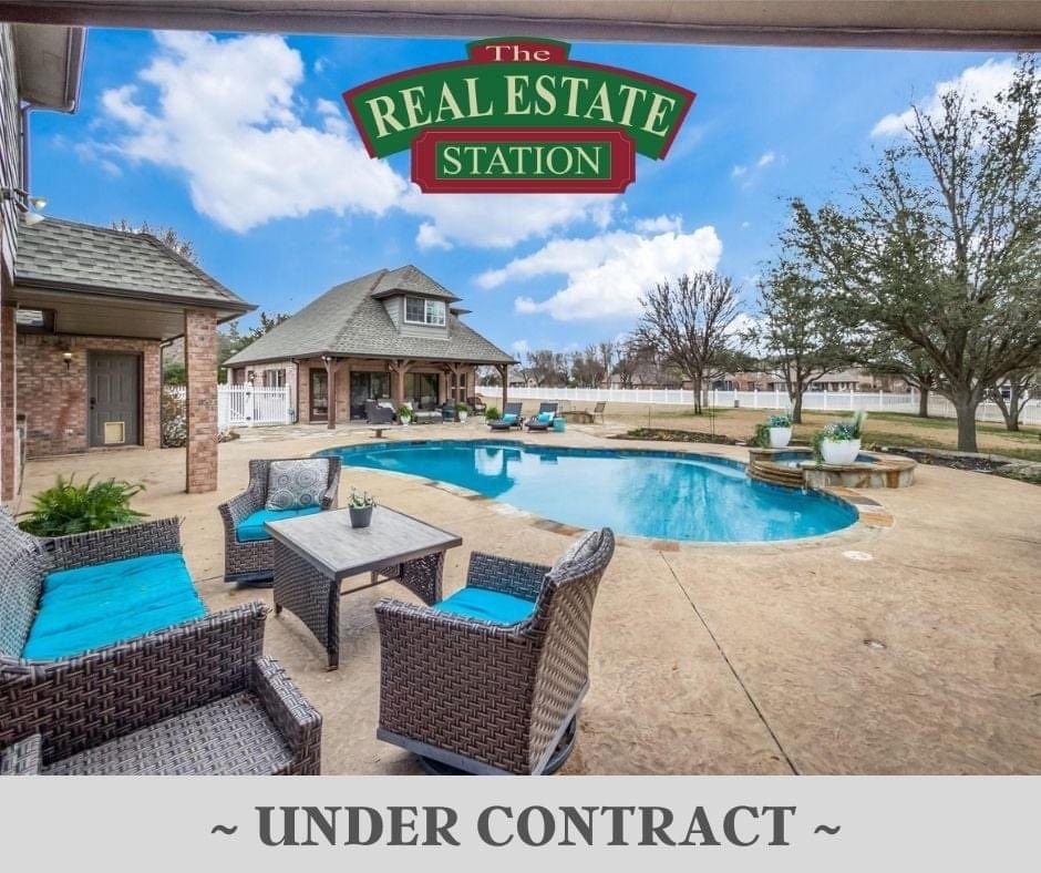 RESARGYLETX's tweet photo. Under Contract ~ Super excited for our sellers to have this beautiful home under contract for them!

Considering selling? Contact our expert agents today! 940.464.1111 https://t.co/xlv61dckPX
