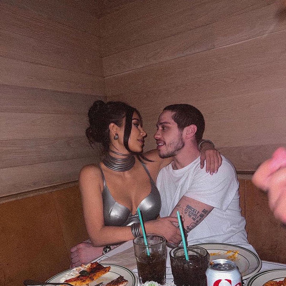 pionoticias's tweet photo. Kim Kardashian enciende las redes sociales tras publicar fotos abrazada de Pete Davidson en sus redes sociales.

"Aperitivo nocturno", escribió Kim junto a las imágenes en las que posó en la esquina de un popular restaurante italiano donde cenaron junto amigos y familiares.
#IG https://t.co/sC037dQunD