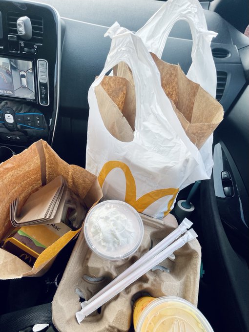2 pic. ? hungry for mcdonalds and ✨attention✨

ig saw it first! https://t.co/WhEE821vdn