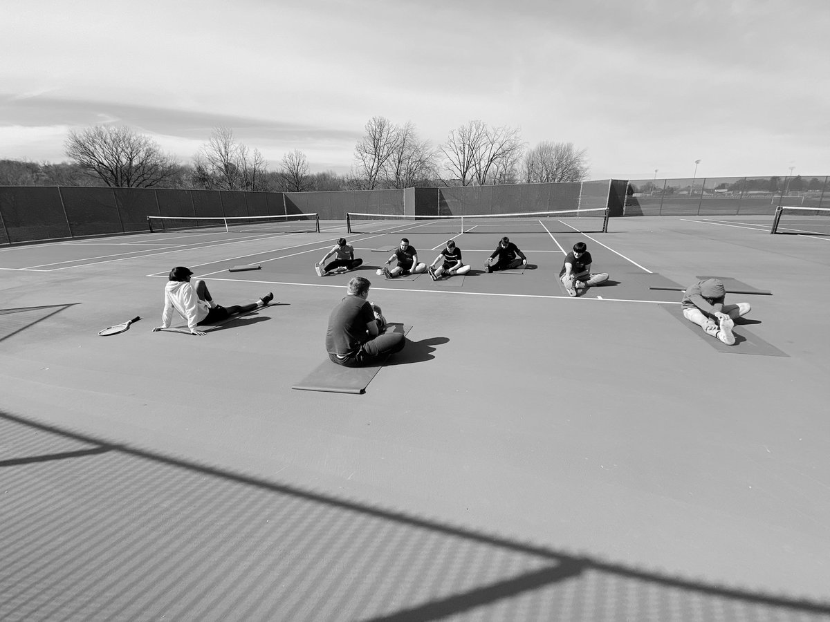 WaukeshaWestB10's tweet photo. Beautiful spring day! B10 Squad! #therightkindofpeerpressure #WWHSB10SQUAD #hardworkpaysoff #buildthatcore #Reeaaddyyy @WolverinesPride @WaukeshaWestHS https://t.co/PjLkkYetnv