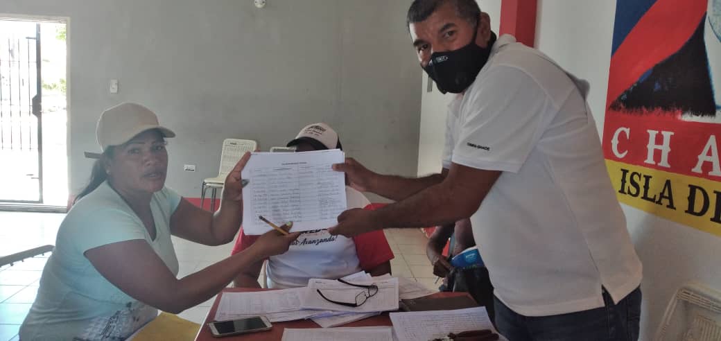 psuvislacoche's tweet photo. En la #IslaDeCoche municipio Villalba los jefes y jefas de UBCH entregaron sus planillas llenas luego del despliegue casa por casa en los distintos sectores del municipio. @freddyjserrano @JoseGVielmaMora  @PSUV_NE @PartidoPSUV https://t.co/0yyTQRCezv