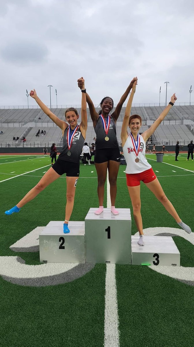 DawsonTrack's tweet photo. Congrats to another round of qualifiers in the mile and 4x4!! https://t.co/nSbUexiiEi