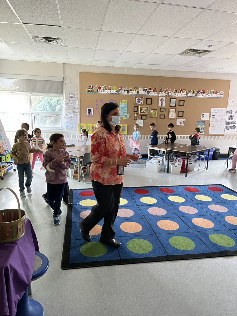 MaryFixFDKrm107's tweet photo. Kinders went on a Bear hunt with Mrs. Verdes! What a hoot! https://t.co/REDqtjCxiz