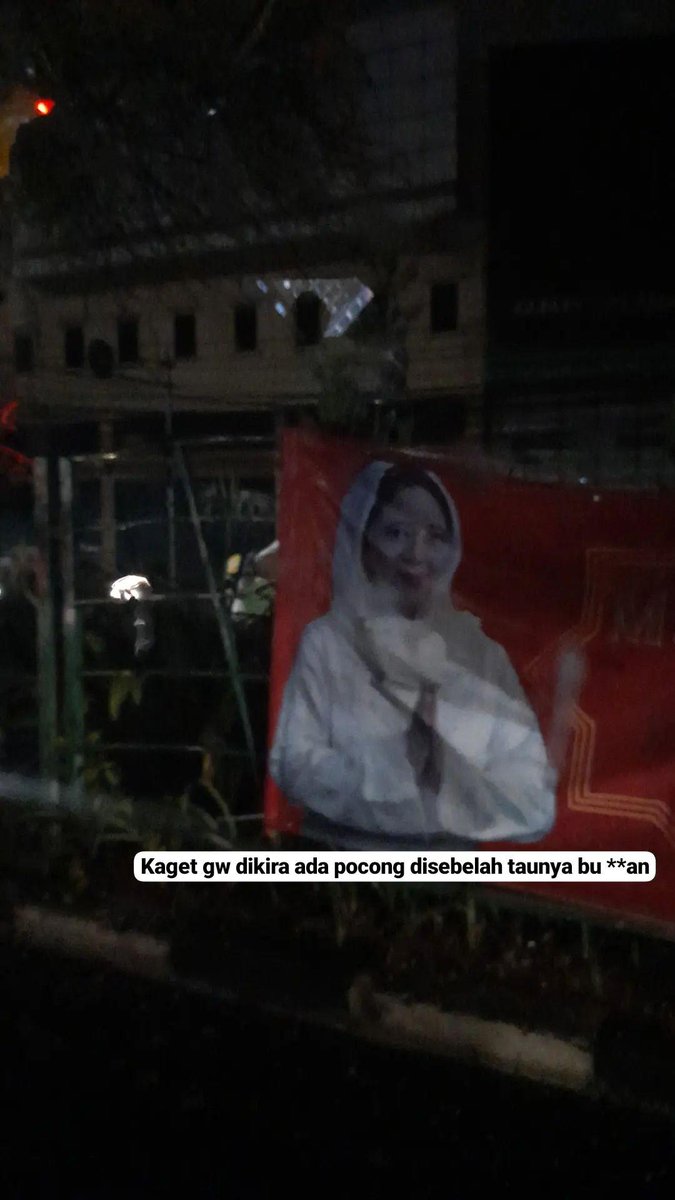 Semalem lg ngebut tbtb kena lampu merah. Terus di buntut mata kanan kaya ada putih2 gtu gw udh ngerbat (ngeri banget) dikira ada pocong. Pas nengok eh taunya banner ibu2