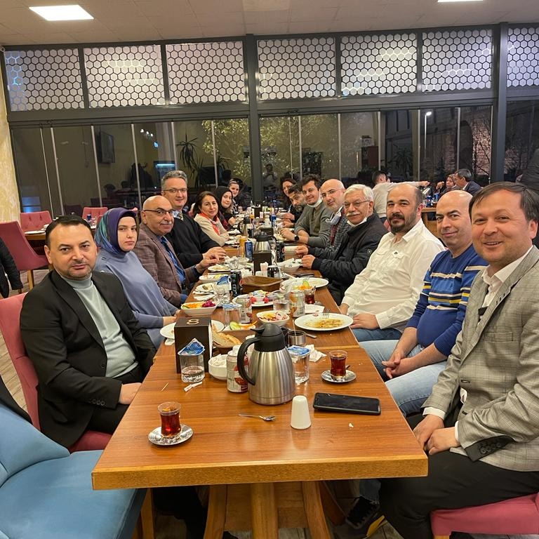 senelyediyildiz's tweet photo. Bezmi Alem Vakif Gureba hastanesi'nde beraber çalıştığımız mesai arkadaşlarım ile  iftar sofrasında buluştuk. Rabbim kabul buyursun InsaAllah... https://t.co/meefSoy24U