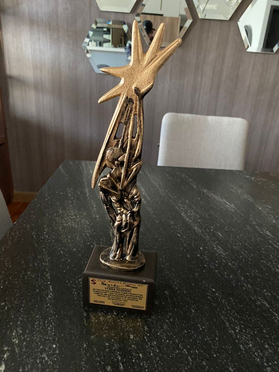 YordiRosado's tweet photo. ¡Muy feliz y emocionado por la entrega de este reconocimiento a mi trabajo!
Cada minuto dedicado a mi carrera siempre es pensando en ustedes. 🙏❤️
#SolDeOro #CírculoNacionalDePeriodistas #GalardónAlMéritoProfesional https://t.co/UUyUDecuLA