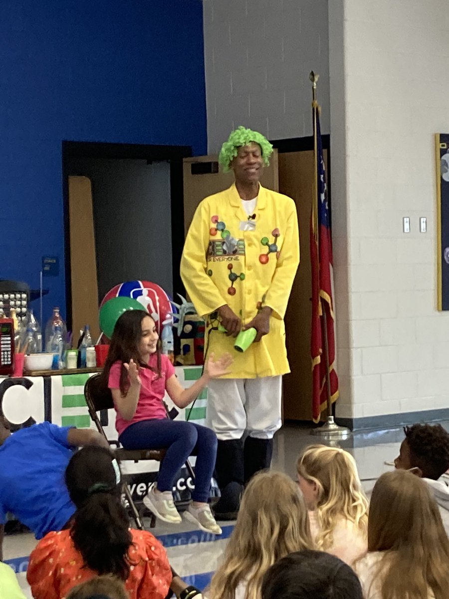SheriMcmann's tweet photo. @DolvinES enjoyed a visit from the amazing @TSMKF Science Machine today! https://t.co/dVnbNwB5vl