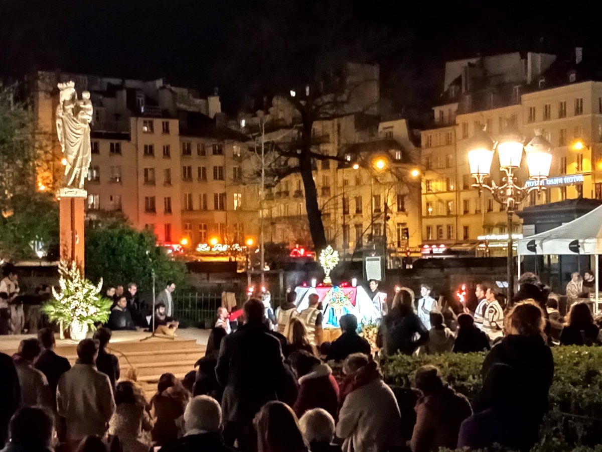 Extrait photos de la @MarcheNDParis avant album Facebook. Devant <a href="/notredameparis/">Cathédrale Notre-Dame de Paris</a> .
Anniversaire des 3ans de l'incendie.
Images <a href="/salefran/">salefran</a>