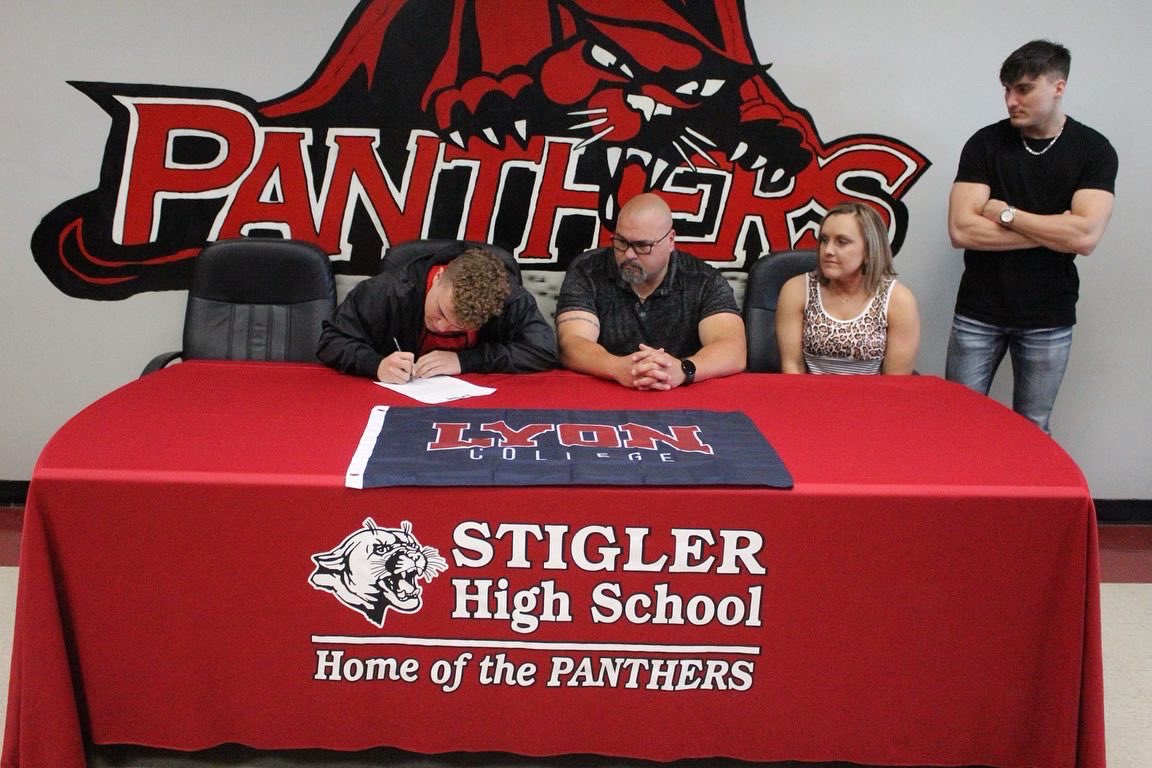TannerMobley2's tweet photo. Made my dreams come true today. Thank you Stigler football for helping me succeed in my football career.❤️ #itsagreatdaytobeapanther #allglorytogod #lyonway @LyonHBC @_Lyon_Football https://t.co/LG9vQB2Dhz