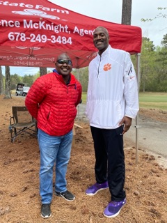 torrencesf2021's tweet photo. Elliott "Dale" Davis former Clemson University standout and pro basketball player stopped by our tent during the Infinity Sports Connection (ISC) 2nd Annual Celebrity Golf Tournament at Mirror Lake Golf Tournament in Villa Rica, GA today! #TorrenceMcKnightStatefarm https://t.co/WU174aR0LV