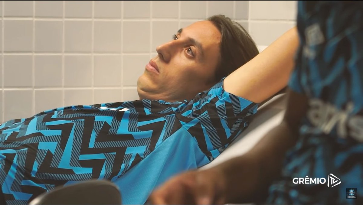 escolagremista's tweet photo. Eu esperando o Grêmio lançar uma camisa preta. https://t.co/ve16TynT4t