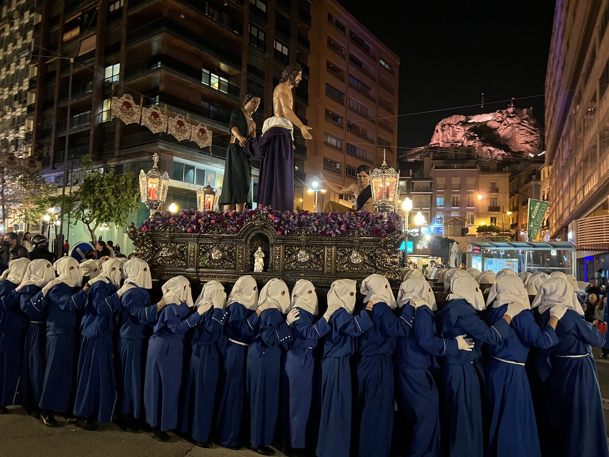 CSAlicante_C's tweet photo. ✝️ Semana Santa alicantina 2022.

👉🏽 La vicealcaldesa, Mari Carmen Sánchez y el concejal de Cultura, @manresab, procesionan con la Hermandad Agustina de Nuestro Padre Jesús Despojado de sus Vestiduras. https://t.co/kMZhmZmti4
