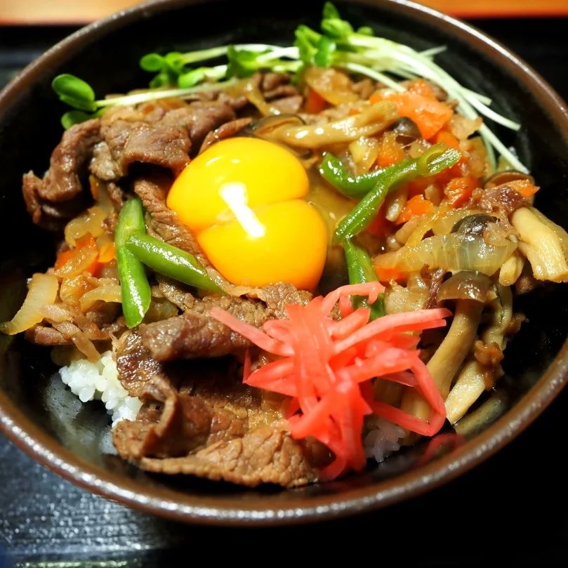 ＜たぬき食堂＞牛丼（双子卵入り） ＜今日のおまけ＞インスタントラーメン