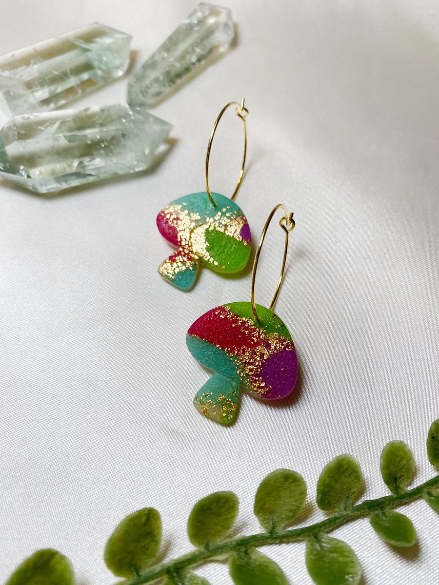 claudiagraceh's tweet photo. These “Groovy” abstract polymer clay earrings are made entirely by hand and will be available in my shop on Saturday, 4/16, at 3pm EST! ✨🍄✨

I’m overly obsessed with this color palette, the texture, and the details in these. I hope you all love them as much as I do! 🌞🌿 https://t.co/oAWFKwcnlX