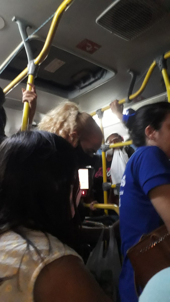 fiuzats's tweet photo. hoje a volta pra casa também foi especial

💗 30 minutos esperando ônibus prum trajeto que o app de mobilidade estima em 35 min (contando 15 a pé)

💗 pezinho encaixado no primeiro degrau da entrada pra que o motorista conseguisse fechar a porta

(façam seus registros também) https://t.co/eiZYkHG65p