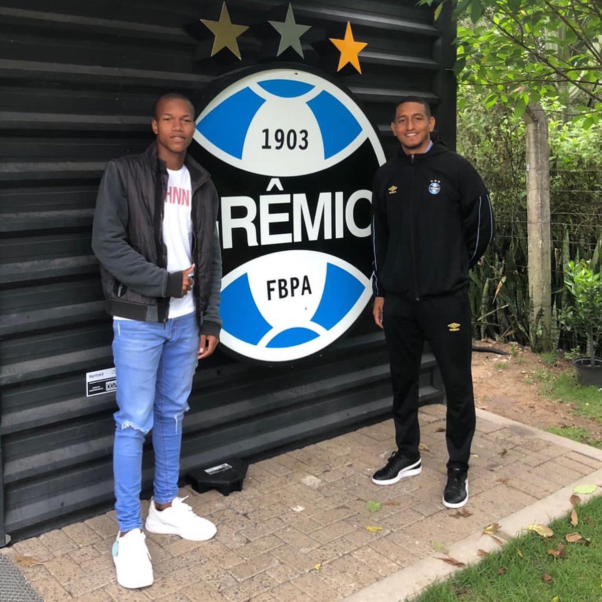 tiemblatiembla's tweet photo. ¡Con todo Carlos! 🇵🇦😎

El panameño Carlos Noville, de 18 años está a prueba con la U20 del Gremio de Brasil 🇧🇷 

#TiemblaTiemblaRPC https://t.co/nXEuP2nxTh