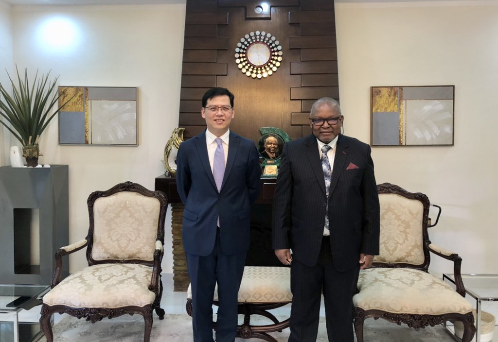 Amb_ZhuJing's tweet photo. A M.Alphonse Kaputo, PCA des Gécamines, j'ai réitéré la volonté de la Chine d'accompagner durablement la RDC dans le redressement de son secteur minier et pour devenir une puissance industrielle. https://t.co/2AINCT8GwQ