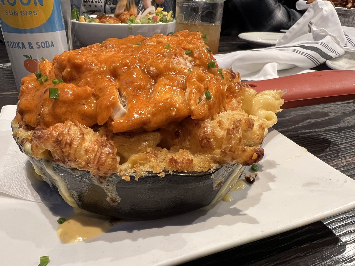 Julia__Gorman's tweet photo. amazing few days in #Nashville with some TV friends turned best friends. Nashville hot chicken is no. joke. https://t.co/dBYvGhJiJk