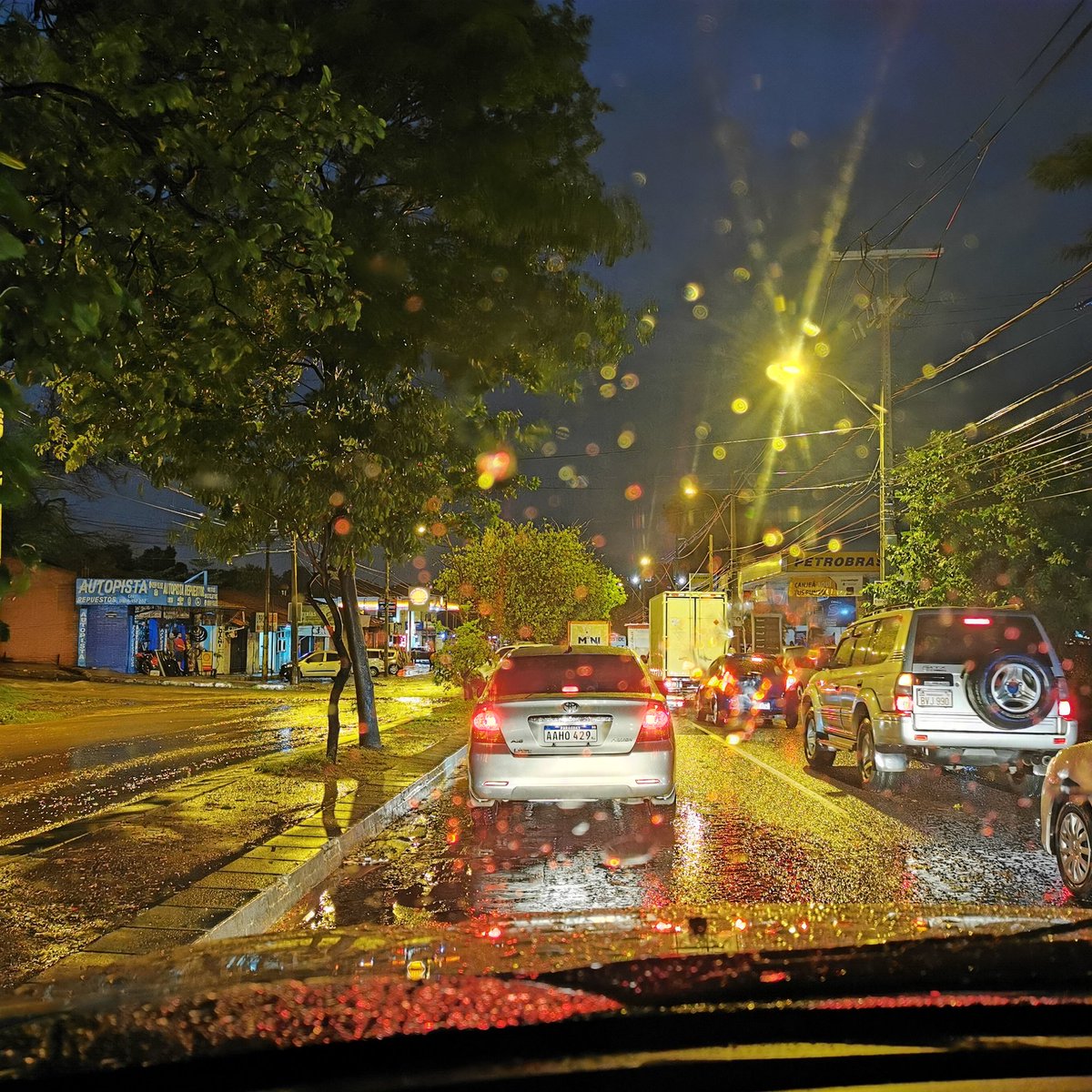 miguelpj20's tweet photo. La vida es eso que pasa mientras uno está en en tráfico asunceno, nos arrebatan calidad de vida por no tener transporte público masivo de calidad, ni infraestructura adecuada, deprimente es ser ciudadano paraguayo https://t.co/uPJevvxwMm