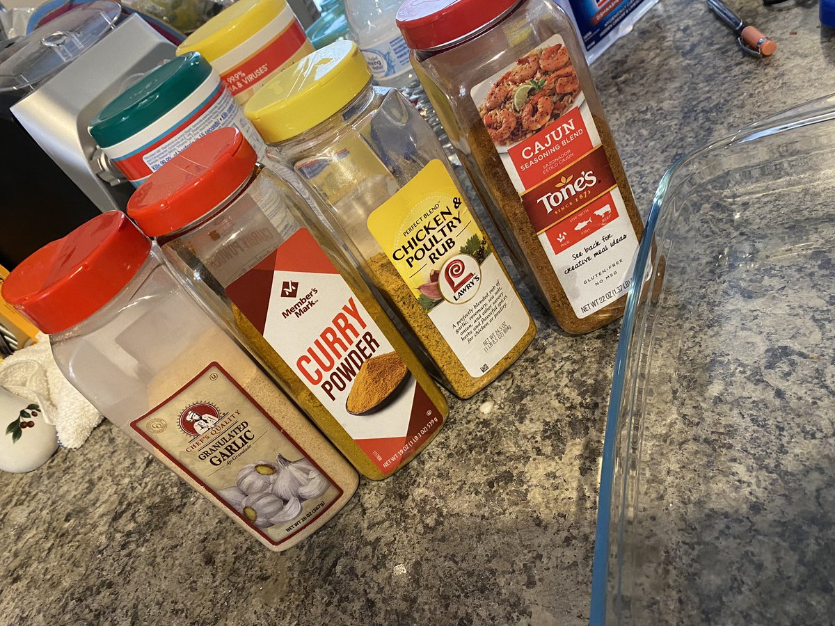 chef_carmine's tweet photo. Getting ready to marinate chicken for dinner? What do u use comment #curry #chickenpoultry #cajun #granulatedgarlic #drumsticks #Cooking #dinner #cheflife #Food #chefs #chefcarmine https://t.co/c8BfJxM2xi