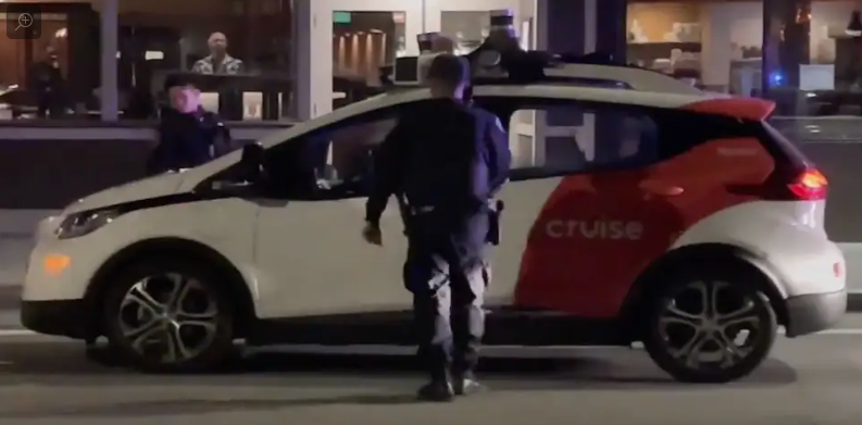 Tv26Television's tweet photo. La policía de San Francisco detiene un taxi autónomo sin nadie en su interior. El taxi arranca y sale de la escena
No es una película, pero parece que será una escena muy común en el futuro
#26televisión #SanFrancisco #TaxisAutonomos #tecnologia.
Nota
https://t.co/ww6vK7cT4K https://t.co/F1YZL4laBH