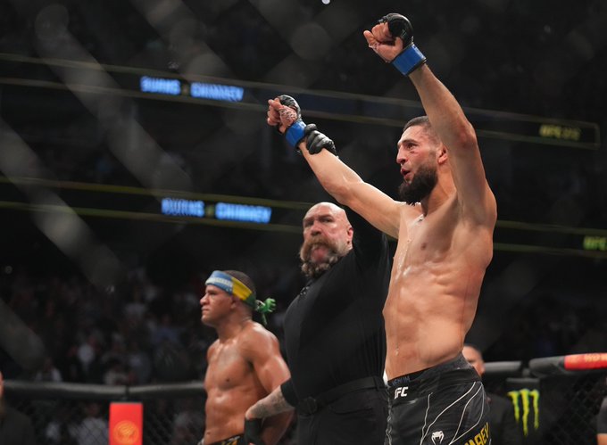 John McCarthy explained what the "difference" was for Khamzat Chimaev against Gilbert Burns at UFC 273 
