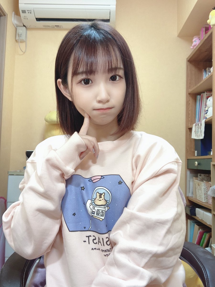 kinkooo's tweet photo. 4月12日は #世界宇宙飛行の日(#DayForHumanSpaceFlight)。地球は青かったの言葉で有名な宇宙飛行士ガガーリン少佐が乗った、ソ連の有人宇宙衛星船ボストーク1号の打ち上げに成功したことにちなんで🚀
ということで、自らデザインした宇宙遊泳するハムスターのトレーナーを着た おゆいちゃんをペタり。 https://t.co/YWBDLcMaW3