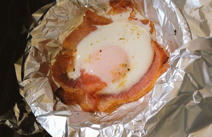 これが「くっつかないホイル」を使うことで皿洗い・フライパン洗いから解き放たれた我のベーコンエッグぞ。 