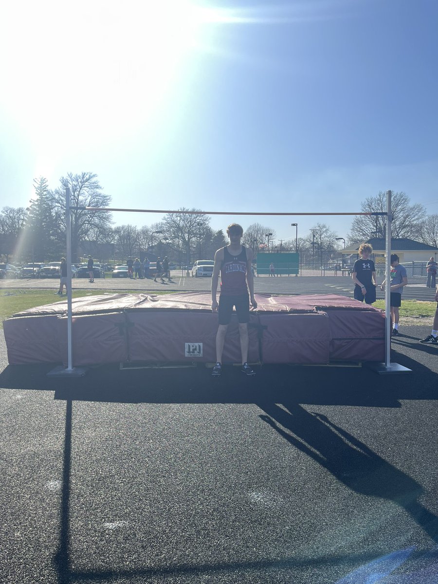 Isaac Jones with a new PR, School Record, and a <a href="/DrakeRelays/">Drake Relays</a> Blue Standard with a jump of 6’8”! #Blueovalbound #GoCards