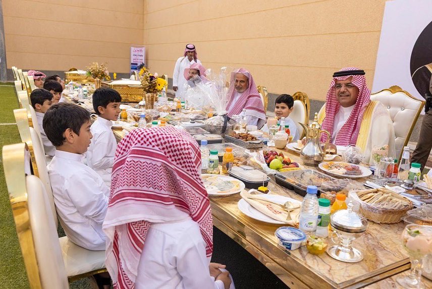 qaisumahnews's tweet photo. صاحب السمو الأمير منصور بن محمد بن سعد آل سعود - #محافظ_حفرالباطن - يقيم مأدبة إفطار رمضانية لأبنائه من جمعية #تراؤف . https://t.co/e7XXZ0pTG4