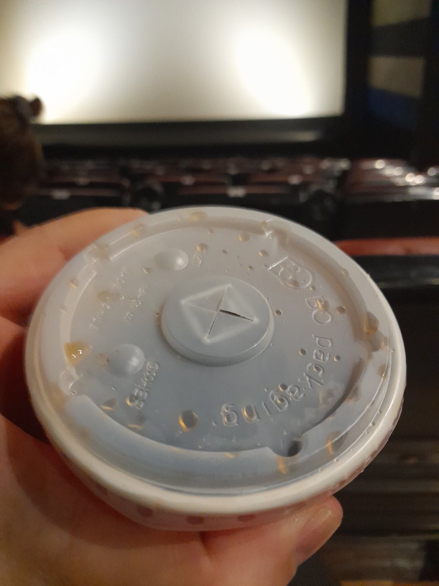 No queda otra que felicitar a los cráneos que le meten una tapa de plástico al refresco pero no te dan pajita para salvar al medioambiente. Gracias totales.