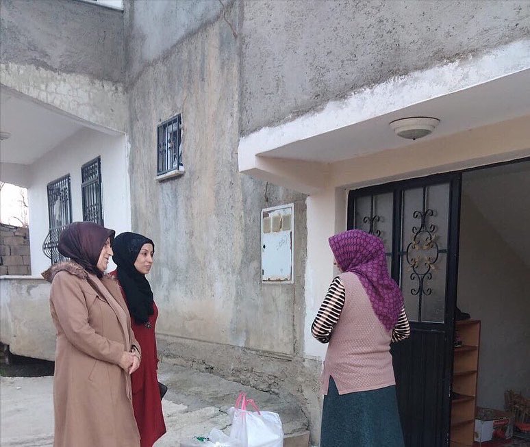 havvaduran65's tweet photo. 📍EDREMİT
📍TUŞBA
➡️İl kadın kolları olarak #Eminpaşa #Beyüzümü Mahallelerimizde iftar sofrası kurdular..
Tüm çabamız yüzlerde bir tebessüm olabilmek ve gönül soframızı paylaşmaktır.
Y K Üyelerimiz;
#TülayIŞIK
#ZülfiyeAKSOY
#BAYSAL
#CABAL
Gönül sofralarına misafir oldular https://t.co/3IhCTvxCfy