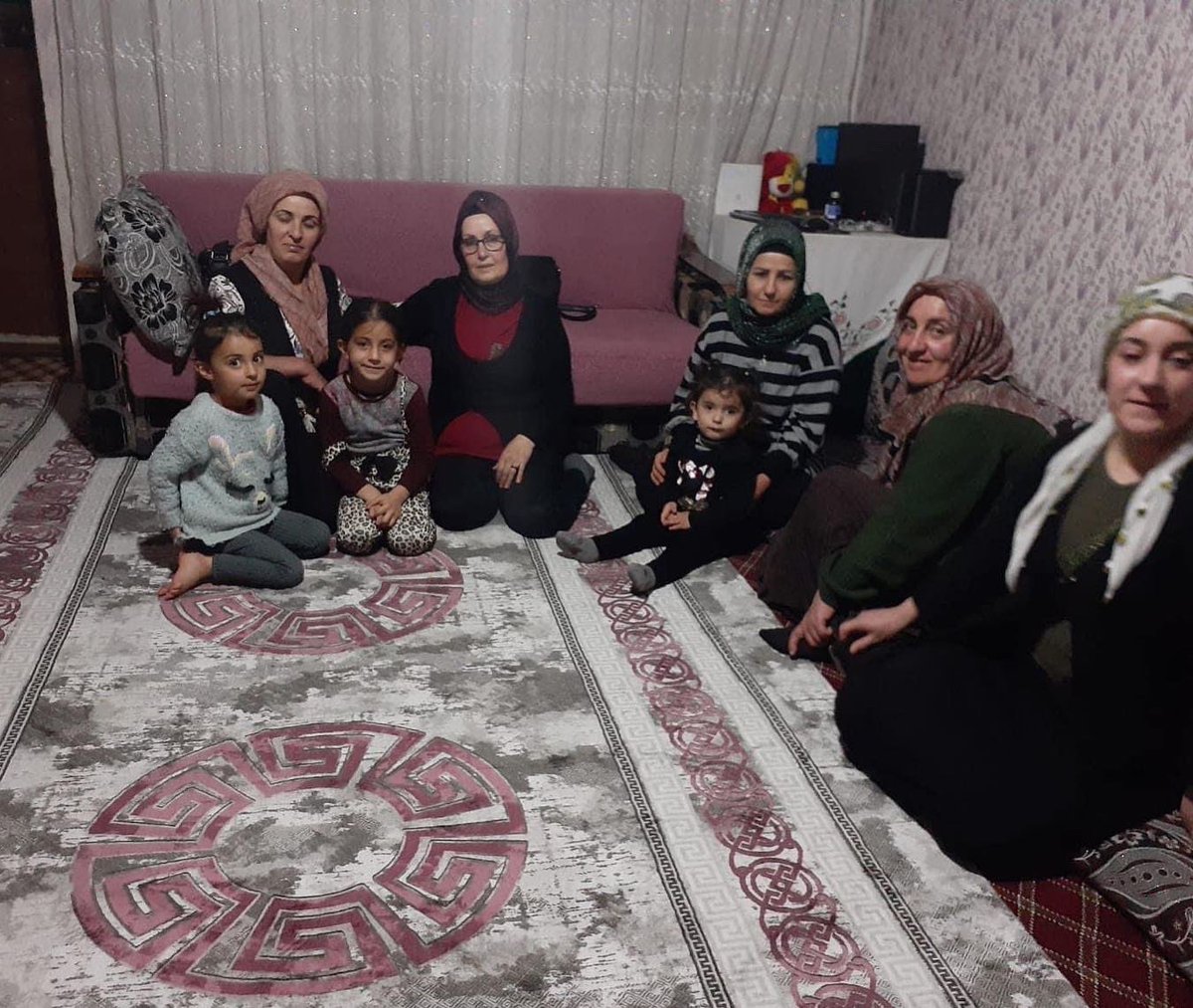 havvaduran65's tweet photo. 📍EDREMİT
📍TUŞBA
➡️İl kadın kolları olarak #Eminpaşa #Beyüzümü Mahallelerimizde iftar sofrası kurdular..
Tüm çabamız yüzlerde bir tebessüm olabilmek ve gönül soframızı paylaşmaktır.
Y K Üyelerimiz;
#TülayIŞIK
#ZülfiyeAKSOY
#BAYSAL
#CABAL
Gönül sofralarına misafir oldular https://t.co/3IhCTvxCfy