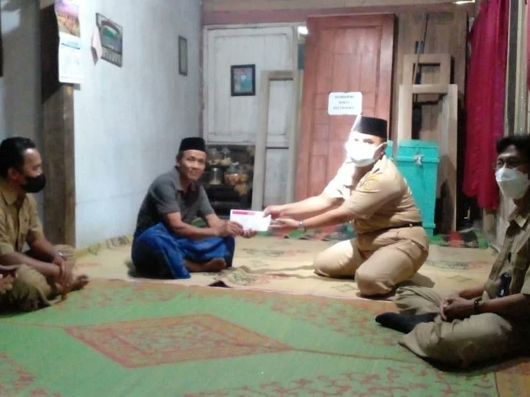 muntilanbranch's tweet photo. Bantuan sosial untuk warga banjarharjo dan Margoyoso disalurkan PMI melalui camat salaman https://t.co/NjeXtpYXsk
