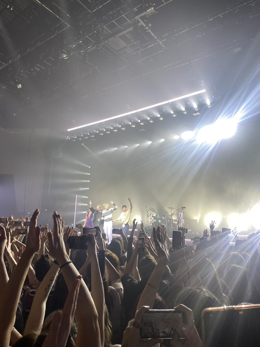 mpaskinn's tweet image. such a good few days in plymouth for @5SOS 💙🤍