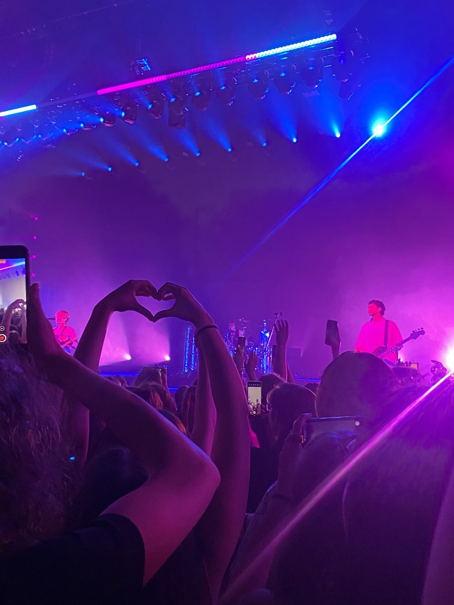 mpaskinn's tweet image. such a good few days in plymouth for @5SOS 💙🤍